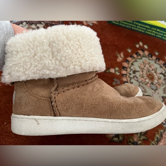 Fold over brown Ugg boots - Picture 3 of 9